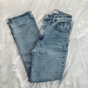 Abercrombie The 90’s Straight Ultra High Rise in excellent condition!